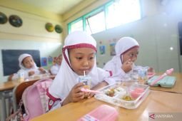 Eri Cahyadi pantau Program MBG perdana di Surabaya