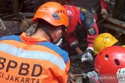 Petugas  kembali evakuasi satu kantong jenazah kebakaran di Glodok Plaza