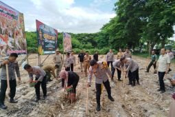 Polres Ponorogo tanam jagung dukung kemandirian pangan