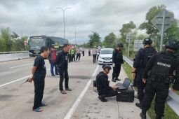 Polisi periksa pria pemilik paket mencurigakan di Exit Tol Madiun