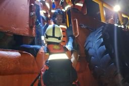 SAR evakuasi 15 penumpang KM Fitri 09 yang tenggelam di Selat Makassar