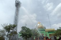 Menara Masjid Agung Bojonegoro terbakar