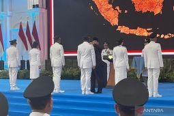 Presiden sematkan tanda pangkat ke enam perwakilan kepala daerah
