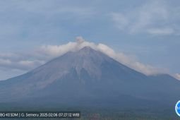 Semeru erupsi dengan letusan 400 meter di atas puncak