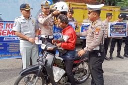 Polres Madiun bagikan helm kepada  pengendara tertib berlalu lintas
