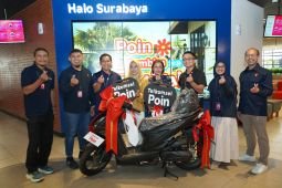 Telkomsel serahkan hadiah program loyalitas pelanggan