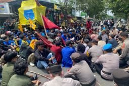 Dua mahasiswa terluka saat unjuk rasa tolak UU TNI di Lumajang