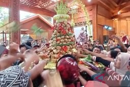 Warga berebut gunungan ketupat cokelat di Blitar