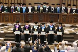 Rektor Unair kukuhkan enam guru besar baru