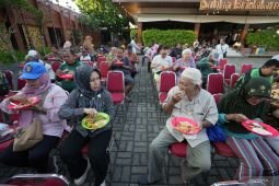 Wali Kota Mojokerto-SSB sediakan sarapan gratis untuk ratusan warga