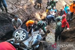 TNI AD evakuasi korban gempa di Jalur Pacet-Cangar