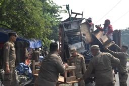 Satpol PP Surabaya tertibkan 129 PKL di bawah kaki Jembatan Suramadu