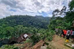 BPBD Trenggalek tangani longsor yang rusak tiga rumah warga di Ngadimulyo
