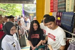 Pemkot Kediri kenalkan tenun ikat ke artis Ibu Kota