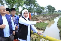 Khofifah meninjau normalisasi Sungai Jombang di Pamekasan