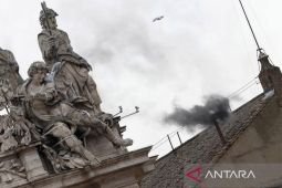 Hari pertama konklaf, Asap hitam tandai belum ada Paus terpilih