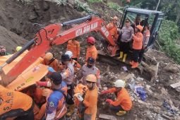 SAR datangkan saksi kunci dan anjing pelacak carian korban longsor Trenggalek