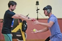 Carlos Alcaraz berlatih di Roland Garros jelang French Open