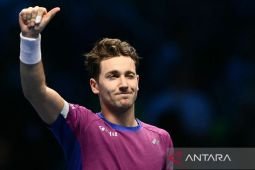 Casper Ruud klaim kemenangan pertama atas Medvedev di perempat final Madrid