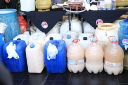 Polis bongkar kasus industri miras rumahan ilegal di Malang