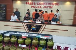 Polda Jatim tangkap empat tersangka pengoplos LPG 3 kilogram