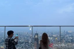 Menikmati pemandangan Jakarta dari gedung tertinggi di Indonesia