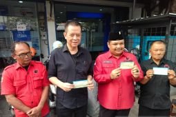 Kader akar rumput PDI-P Surabaya galang donasi jelang kongres