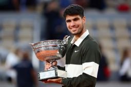 Roland Garros: Alcaraz jadi juara usai kalahkan Sinner dalam final terpanjang