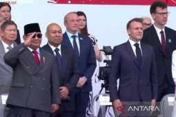 Prabowo beri hormat saat kontingen Indonesia tampil di Bastille Day