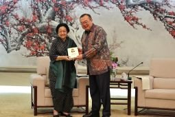 Xi Jinping serahkan buku pemerintahan China kepada Megawati