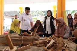 Lumajang perkuat UMKM desa dengan inovasi kerajinan batang pisang