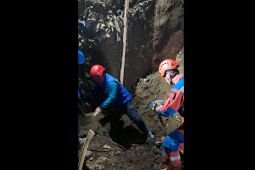 Evakuasi dilanjutkan setelah satu korban longsor Cimahi ditemukan