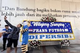 Lewat karangan bunga, Persib kenalkan bek anyar Frans Putros