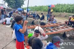 Warga Kediri meriahkan HUT Ke-80 dengan memancing ikan lele 2,5 ton