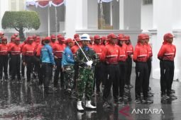 Meski hujan deras, Paskibraka-petugas upacara tetap geladi kotor di Istana