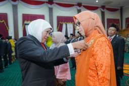 Gubernur Khofifah sematkan Satyalancana Karya Satya kepada 576 ASN