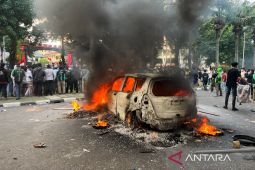 Massa kembali bakar mobil di depan Mako Brimob