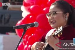 Endah Laras nyanyi "Tanah Airku" dengan iringan musik keroncong di perayaan HUT RI
