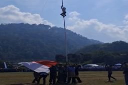 Bocah SD di Lamsel panjat tiang bendera agar Merah Putih tetap berkibar