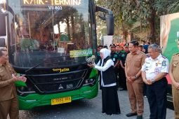 Khofifah gratiskan Trans Jatim di Hari Santri 2025