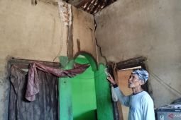 Korban gempa bumi Situbondo masih tidur di tenda darurat