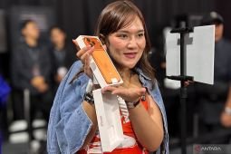 iPhone 17 resmi rilis  di Indonesia, pembeli antusias unboxing tengah malam