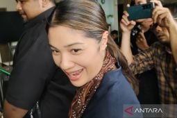 Istri Nadiem dampingi suaminya di Kejari Jakpus