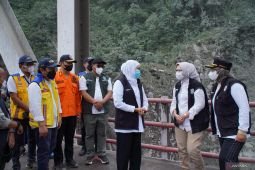 Gubernur Jawa Timur meninjau dampak Erupsi Gunung Semeru