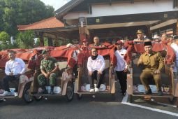 Prabowo lanjutkan pembagian becak listrik di Mojokerto