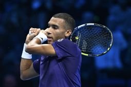 Auger-Aliassime bekuk Zverev dan melangkah ke semifinal ATP Finals