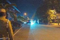 Mobil KPK keluar dari rumah dinas Bupati Ponorogo menuju mapolres