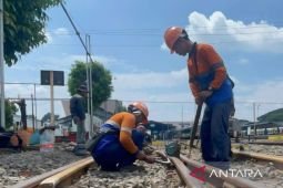 KAI gencar cek rel KA demi keamanan angkutan Natal-Tahun Baru