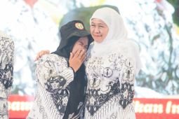 Khofifah tegaskan peran guru pembentuk karakter generasi masa depan