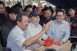 Ministers inspect Aceh market and aid distribution after floods